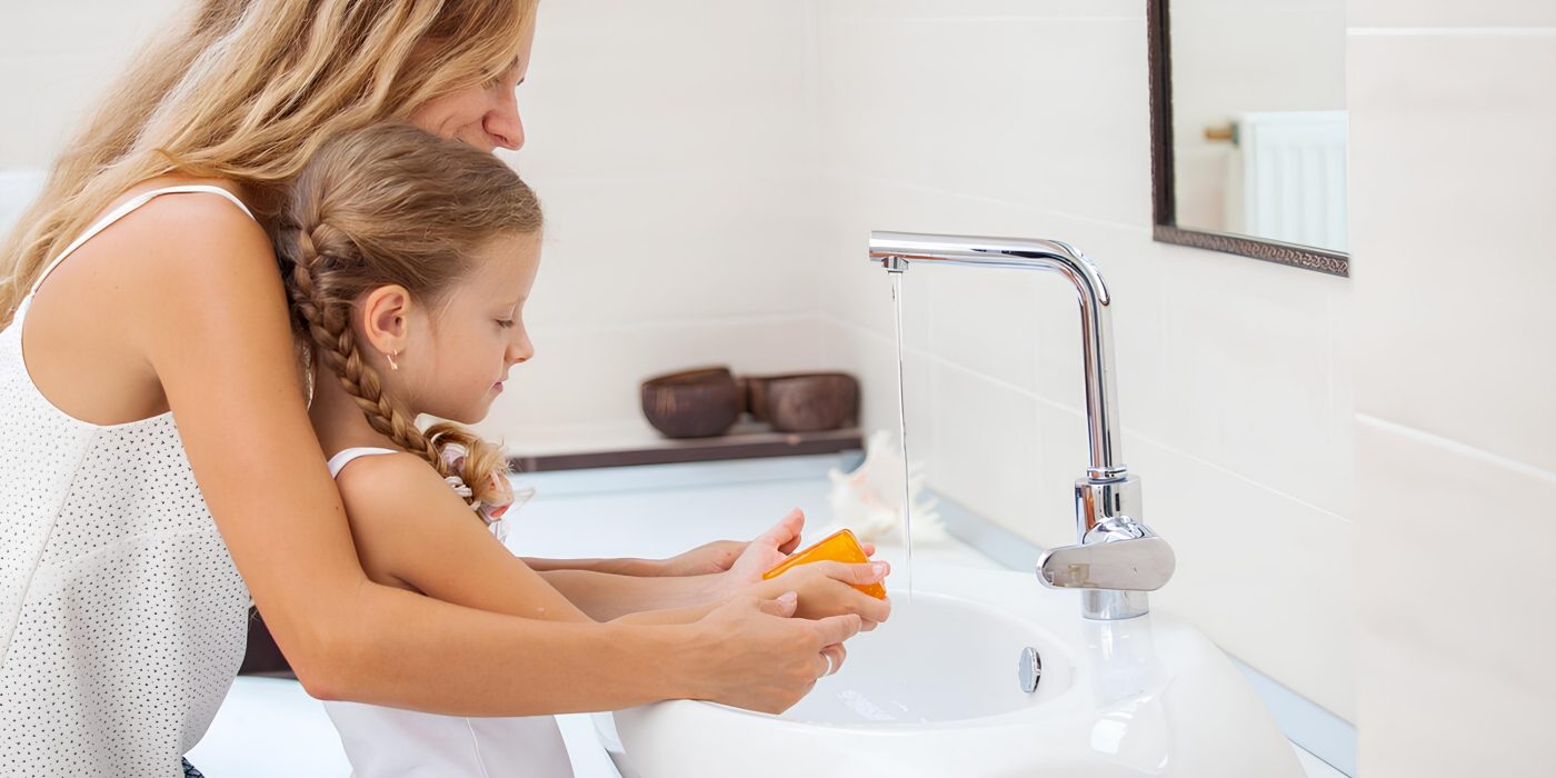 mama-i-cerka-kupatilo