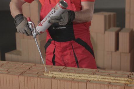 Bricklayer laying Porotherm bricks with Porotherm Dryfix extra
