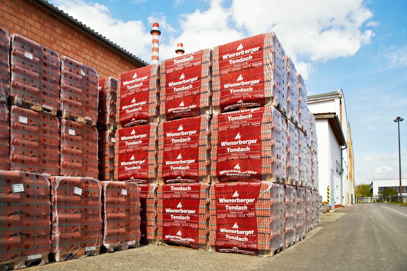 Roof tiles Tondach on pallets with Tondach foil - Production Site Tondach Hranice 2019