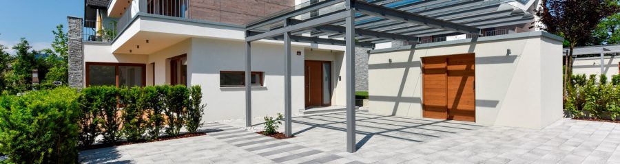 Tri hiše, Slovenija